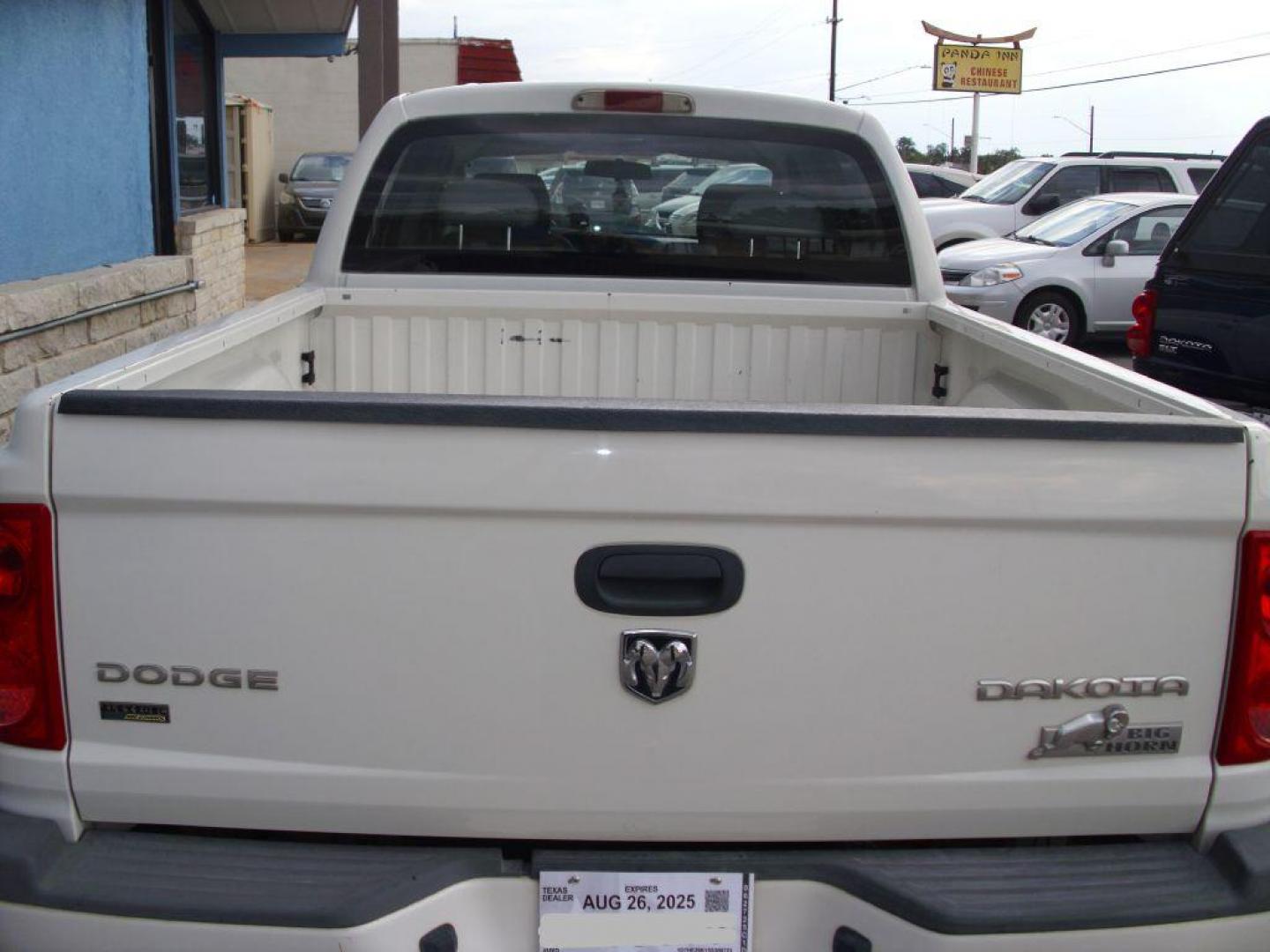 2009 WHITE DODGE DAKOTA SXT (1D3HW38P39S) with an 4.7L engine, Automatic transmission, located at 2215 Harry Wurzbach Rd , San Antonio, TX, 78209, (208) 269-7240, 29.491415, -98.432098 - 4X4- LOW MILEAGE WITH ALLOY WHEELS! Cloth Seats, Tow Hitch, Air Conditioning; Power Windows; Power Locks; Power Steering; Tilt Wheel; AM/FM CD/MP3; Satellite; Active keyless entry; Available; Dual Air Bags Front and Sides; Active Belts; Crew Cab; Regular Bed; All Wheel ABS; 1/2 Ton. We provide - Photo#6