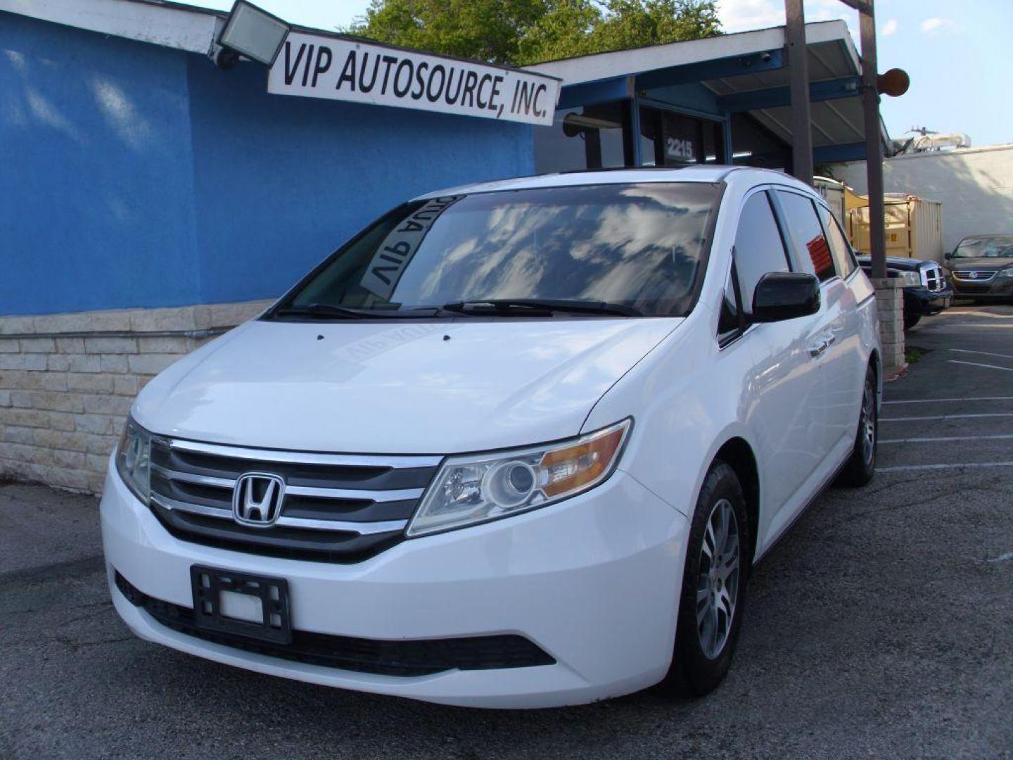 2012 WHITE HONDA ODYSSEY EXL (5FNRL5H69CB) with an 3.5L engine, Automatic transmission, located at 2215 Harry Wurzbach Rd , San Antonio, TX, 78209, (208) 269-7240, 29.491415, -98.432098 - PERFECT VAN FOR ROADTRIPS- ONE OWNER - FOLD AWAY THIRD ROW- FRONT SEAT HEATERS; Leather Seats; Rear Air Conditioning; Rear View Camera; Sunroof(s); Rear Sunshade; Power Hatch/Deck Lid; Air Conditioning; Power Windows; Power Locks; Power Steering; Tilt Wheel; AM/FM CD/MP3; Satellite; AM/FM CD/DVD; Im - Photo#4