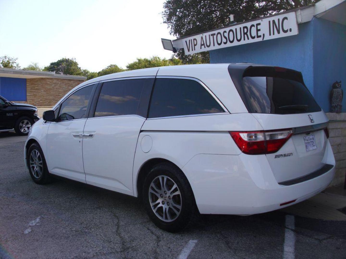 2012 WHITE HONDA ODYSSEY EXL (5FNRL5H69CB) with an 3.5L engine, Automatic transmission, located at 2215 Harry Wurzbach Rd , San Antonio, TX, 78209, (208) 269-7240, 29.491415, -98.432098 - PERFECT VAN FOR ROADTRIPS- ONE OWNER - FOLD AWAY THIRD ROW- FRONT SEAT HEATERS; Leather Seats; Rear Air Conditioning; Rear View Camera; Sunroof(s); Rear Sunshade; Power Hatch/Deck Lid; Air Conditioning; Power Windows; Power Locks; Power Steering; Tilt Wheel; AM/FM CD/MP3; Satellite; AM/FM CD/DVD; Im - Photo#5