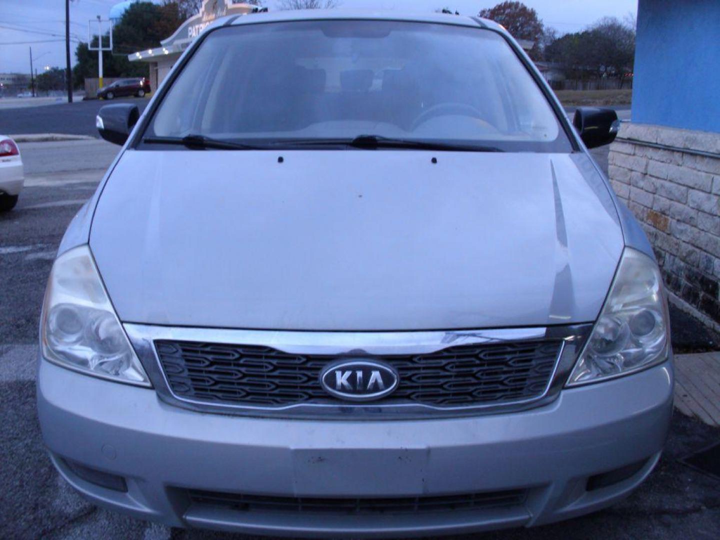 2012 TAN KIA SEDONA LX (KNDMG4C79C6) with an 3.5L engine, Automatic transmission, located at 2215 Harry Wurzbach Rd , San Antonio, TX, 78209, (208) 269-7240, 29.491415, -98.432098 - PERFECT VAN FOR ROADTRIPS- THIRD ROW SEAT! ABS Brakes; Air Conditioning; AM/FM Stereo; Automatic Transmission; Auxiliary Audio Input; Bluetooth Technology; CD Audio; Cloth Seats; Cruise Control; Fold-Away Third Row; Overhead Airbags; Parking Sensors; Power Locks; Power Mirrors; Power Windows; Quad S - Photo#2
