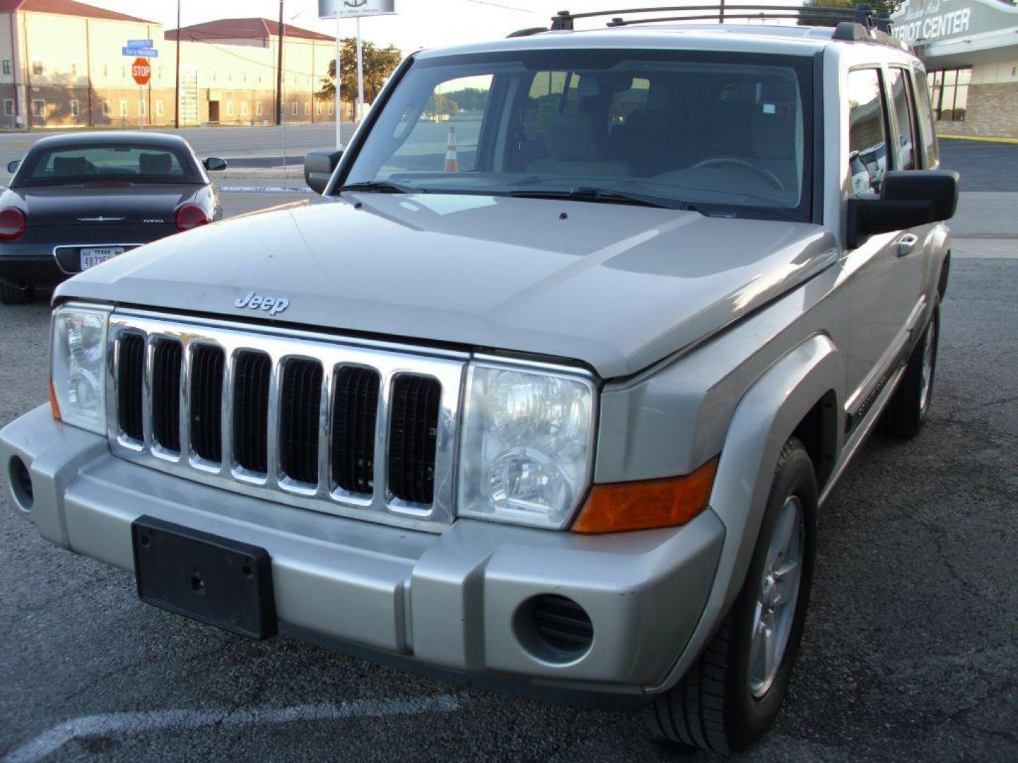 2007 GRAY JEEP COMMANDER SPORT (1J8HH48P57C) with an 4.7L engine, Automatic transmission, located at 2215 Harry Wurzbach Rd , San Antonio, TX, 78209, (208) 269-7240, 29.491415, -98.432098 - PERFECT VEHICLE FOR TRAVELING- 3rd Row Seating, Great Condition; ABS Brakes; AM/FM Stereo; Air Conditioning; Alloy Wheels; Automatic Transmission; CD Audio; Cruise Control; Fold-Away Third Row; Full Roof Rack; Leather Seats; Overhead Airbags; Parking Sensors; Power Locks; Power Mirrors; Power Seat(s - Photo#2