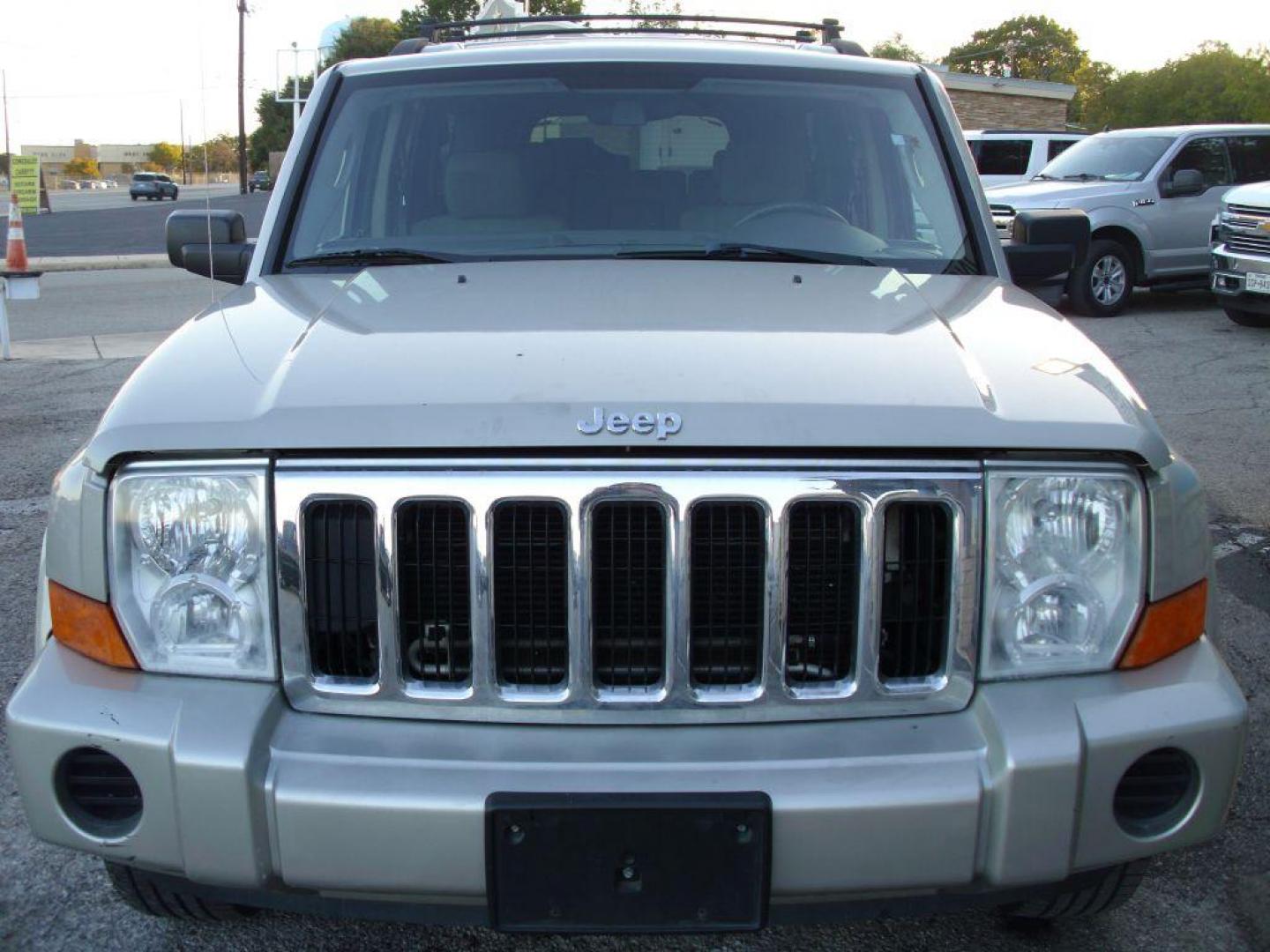 2007 GRAY JEEP COMMANDER SPORT (1J8HH48P57C) with an 4.7L engine, Automatic transmission, located at 2215 Harry Wurzbach Rd , San Antonio, TX, 78209, (208) 269-7240, 29.491415, -98.432098 - PERFECT VEHICLE FOR TRAVELING- 3rd Row Seating, Great Condition; ABS Brakes; AM/FM Stereo; Air Conditioning; Alloy Wheels; Automatic Transmission; CD Audio; Cruise Control; Fold-Away Third Row; Full Roof Rack; Leather Seats; Overhead Airbags; Parking Sensors; Power Locks; Power Mirrors; Power Seat(s - Photo#3