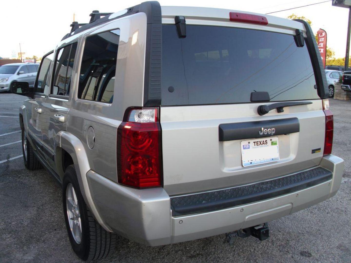 2007 GRAY JEEP COMMANDER SPORT (1J8HH48P57C) with an 4.7L engine, Automatic transmission, located at 2215 Harry Wurzbach Rd , San Antonio, TX, 78209, (208) 269-7240, 29.491415, -98.432098 - PERFECT VEHICLE FOR TRAVELING- 3rd Row Seating, Great Condition; ABS Brakes; AM/FM Stereo; Air Conditioning; Alloy Wheels; Automatic Transmission; CD Audio; Cruise Control; Fold-Away Third Row; Full Roof Rack; Leather Seats; Overhead Airbags; Parking Sensors; Power Locks; Power Mirrors; Power Seat(s - Photo#6