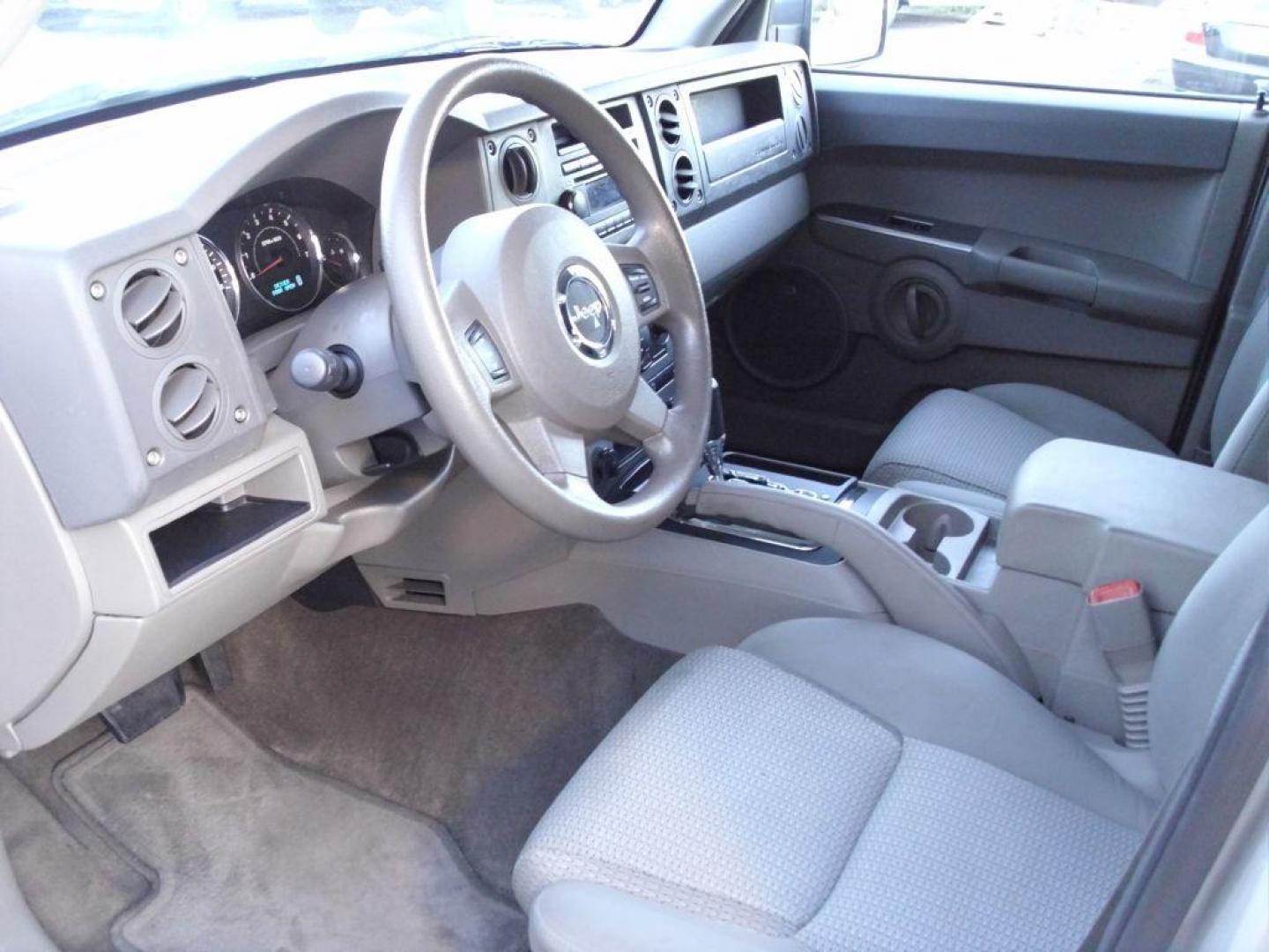 2007 GRAY JEEP COMMANDER SPORT (1J8HH48P57C) with an 4.7L engine, Automatic transmission, located at 2215 Harry Wurzbach Rd , San Antonio, TX, 78209, (208) 269-7240, 29.491415, -98.432098 - PERFECT VEHICLE FOR TRAVELING- 3rd Row Seating, Great Condition; ABS Brakes; AM/FM Stereo; Air Conditioning; Alloy Wheels; Automatic Transmission; CD Audio; Cruise Control; Fold-Away Third Row; Full Roof Rack; Leather Seats; Overhead Airbags; Parking Sensors; Power Locks; Power Mirrors; Power Seat(s - Photo#7