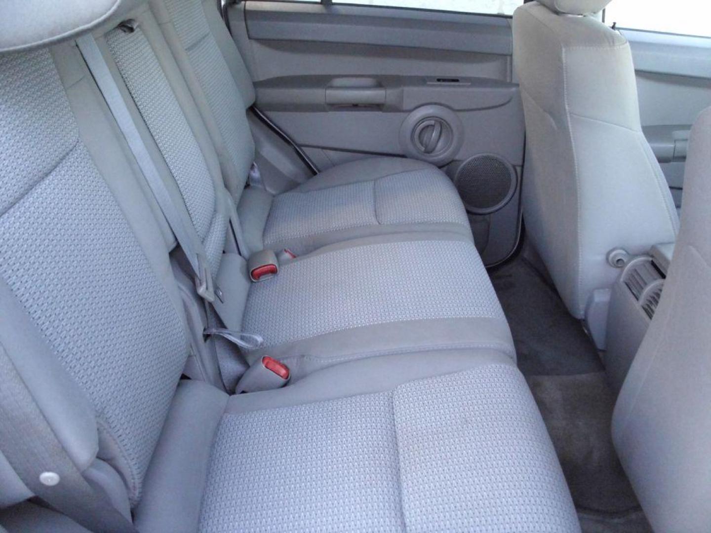 2007 GRAY JEEP COMMANDER SPORT (1J8HH48P57C) with an 4.7L engine, Automatic transmission, located at 2215 Harry Wurzbach Rd , San Antonio, TX, 78209, (208) 269-7240, 29.491415, -98.432098 - PERFECT VEHICLE FOR TRAVELING- 3rd Row Seating, Great Condition; ABS Brakes; AM/FM Stereo; Air Conditioning; Alloy Wheels; Automatic Transmission; CD Audio; Cruise Control; Fold-Away Third Row; Full Roof Rack; Leather Seats; Overhead Airbags; Parking Sensors; Power Locks; Power Mirrors; Power Seat(s - Photo#12