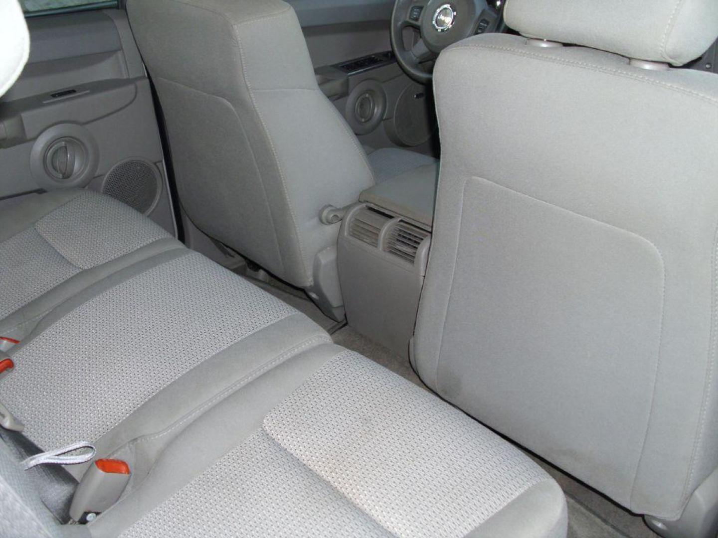 2007 GRAY JEEP COMMANDER SPORT (1J8HH48P57C) with an 4.7L engine, Automatic transmission, located at 2215 Harry Wurzbach Rd , San Antonio, TX, 78209, (208) 269-7240, 29.491415, -98.432098 - PERFECT VEHICLE FOR TRAVELING- 3rd Row Seating, Great Condition; ABS Brakes; AM/FM Stereo; Air Conditioning; Alloy Wheels; Automatic Transmission; CD Audio; Cruise Control; Fold-Away Third Row; Full Roof Rack; Leather Seats; Overhead Airbags; Parking Sensors; Power Locks; Power Mirrors; Power Seat(s - Photo#13