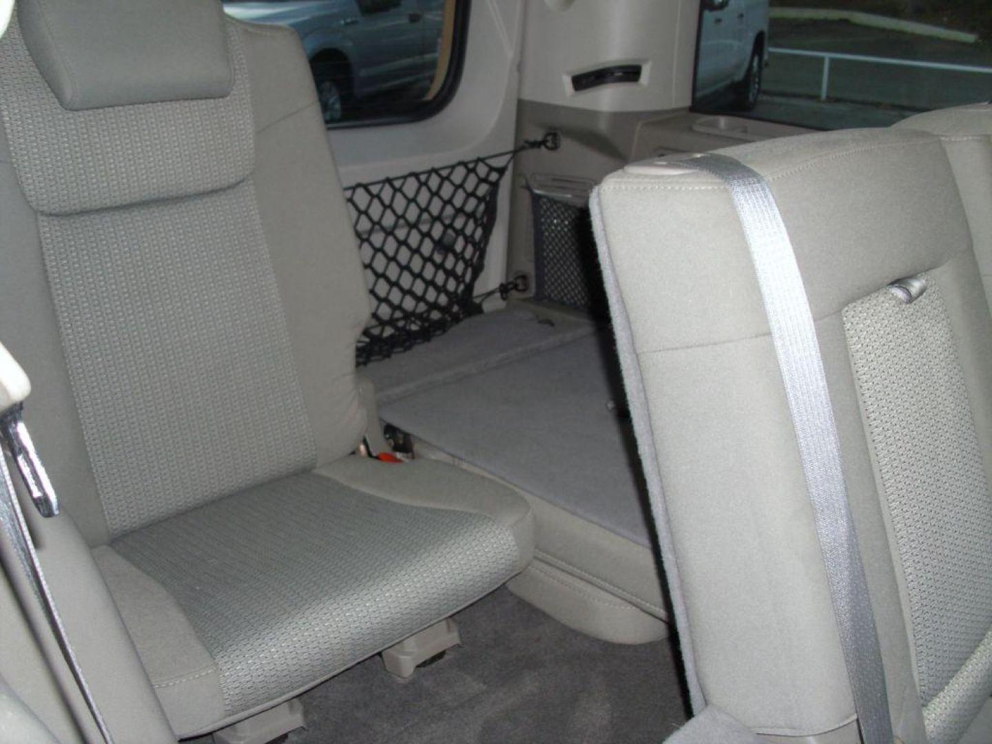 2007 GRAY JEEP COMMANDER SPORT (1J8HH48P57C) with an 4.7L engine, Automatic transmission, located at 2215 Harry Wurzbach Rd , San Antonio, TX, 78209, (208) 269-7240, 29.491415, -98.432098 - PERFECT VEHICLE FOR TRAVELING- 3rd Row Seating, Great Condition; ABS Brakes; AM/FM Stereo; Air Conditioning; Alloy Wheels; Automatic Transmission; CD Audio; Cruise Control; Fold-Away Third Row; Full Roof Rack; Leather Seats; Overhead Airbags; Parking Sensors; Power Locks; Power Mirrors; Power Seat(s - Photo#14