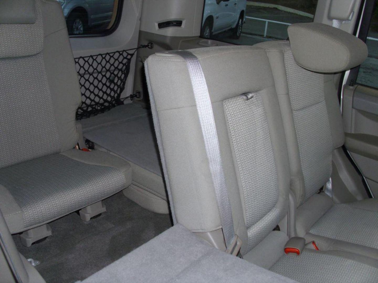 2007 GRAY JEEP COMMANDER SPORT (1J8HH48P57C) with an 4.7L engine, Automatic transmission, located at 2215 Harry Wurzbach Rd , San Antonio, TX, 78209, (208) 269-7240, 29.491415, -98.432098 - PERFECT VEHICLE FOR TRAVELING- 3rd Row Seating, Great Condition; ABS Brakes; AM/FM Stereo; Air Conditioning; Alloy Wheels; Automatic Transmission; CD Audio; Cruise Control; Fold-Away Third Row; Full Roof Rack; Leather Seats; Overhead Airbags; Parking Sensors; Power Locks; Power Mirrors; Power Seat(s - Photo#15