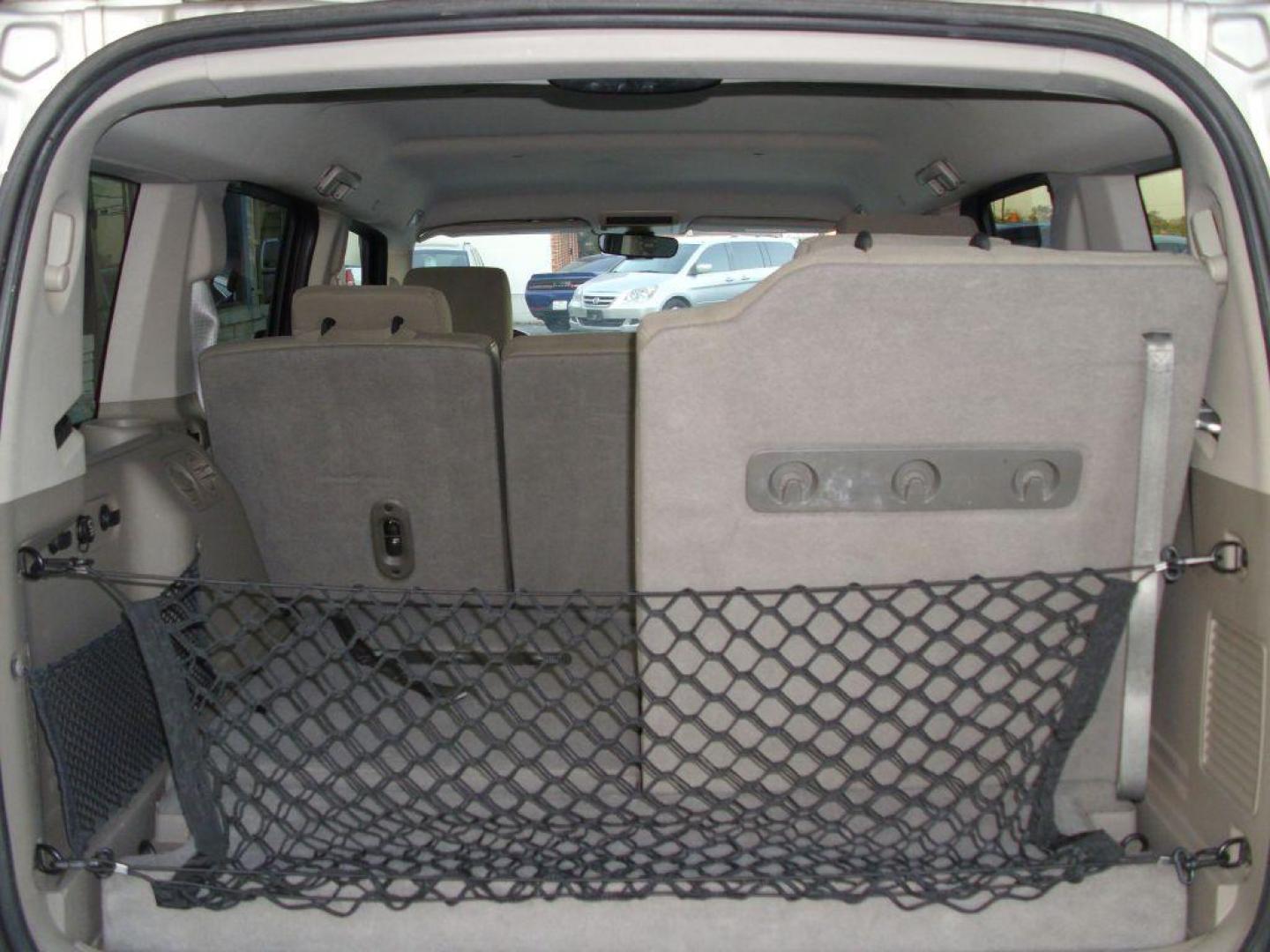 2007 GRAY JEEP COMMANDER SPORT (1J8HH48P57C) with an 4.7L engine, Automatic transmission, located at 2215 Harry Wurzbach Rd , San Antonio, TX, 78209, (208) 269-7240, 29.491415, -98.432098 - PERFECT VEHICLE FOR TRAVELING- 3rd Row Seating, Great Condition; ABS Brakes; AM/FM Stereo; Air Conditioning; Alloy Wheels; Automatic Transmission; CD Audio; Cruise Control; Fold-Away Third Row; Full Roof Rack; Leather Seats; Overhead Airbags; Parking Sensors; Power Locks; Power Mirrors; Power Seat(s - Photo#16