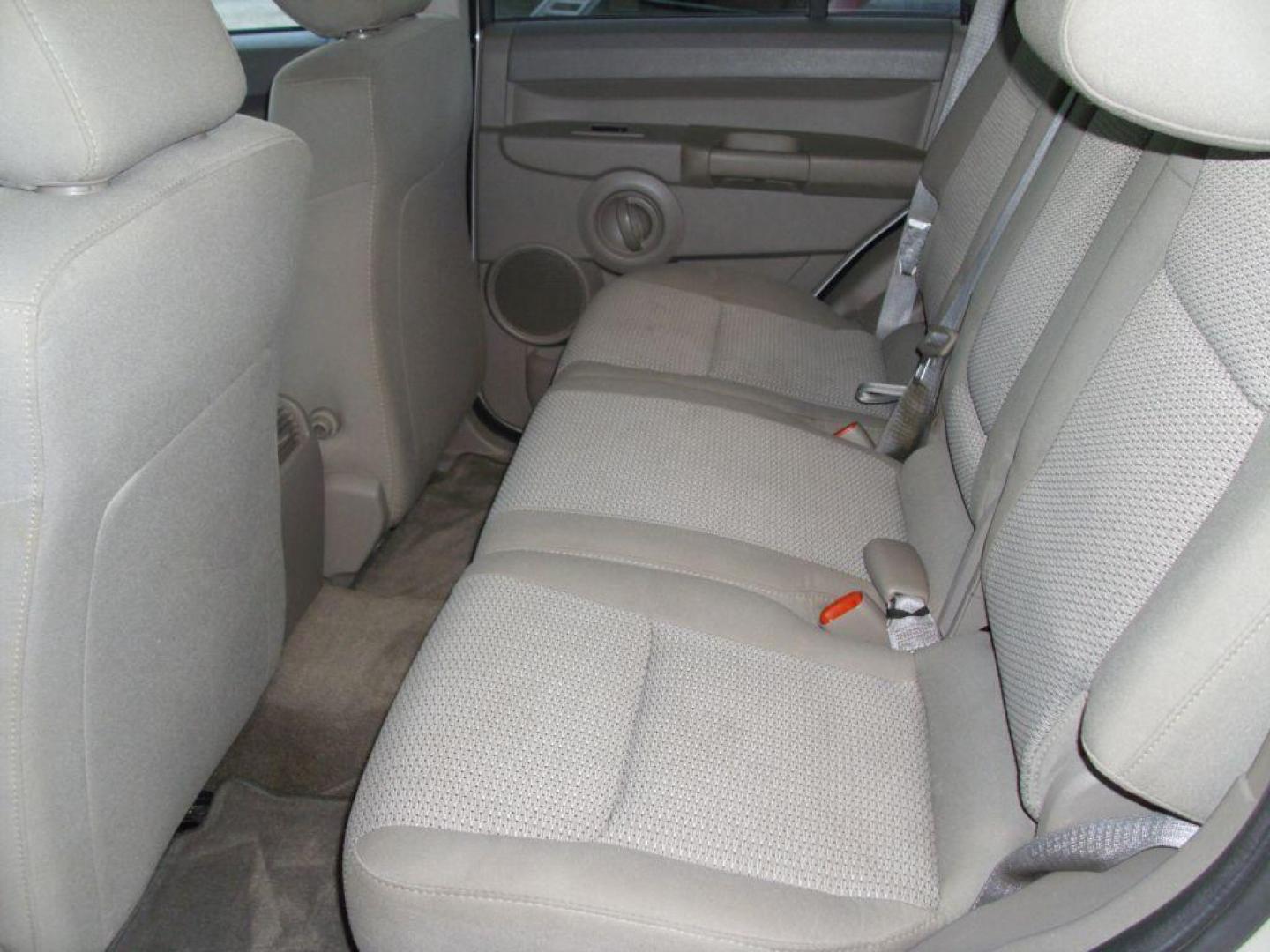 2007 GRAY JEEP COMMANDER SPORT (1J8HH48P57C) with an 4.7L engine, Automatic transmission, located at 2215 Harry Wurzbach Rd , San Antonio, TX, 78209, (208) 269-7240, 29.491415, -98.432098 - PERFECT VEHICLE FOR TRAVELING- 3rd Row Seating, Great Condition; ABS Brakes; AM/FM Stereo; Air Conditioning; Alloy Wheels; Automatic Transmission; CD Audio; Cruise Control; Fold-Away Third Row; Full Roof Rack; Leather Seats; Overhead Airbags; Parking Sensors; Power Locks; Power Mirrors; Power Seat(s - Photo#18