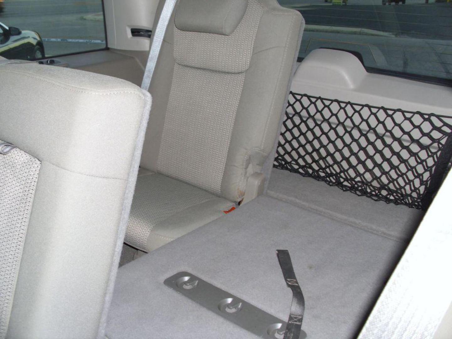 2007 GRAY JEEP COMMANDER SPORT (1J8HH48P57C) with an 4.7L engine, Automatic transmission, located at 2215 Harry Wurzbach Rd , San Antonio, TX, 78209, (208) 269-7240, 29.491415, -98.432098 - PERFECT VEHICLE FOR TRAVELING- 3rd Row Seating, Great Condition; ABS Brakes; AM/FM Stereo; Air Conditioning; Alloy Wheels; Automatic Transmission; CD Audio; Cruise Control; Fold-Away Third Row; Full Roof Rack; Leather Seats; Overhead Airbags; Parking Sensors; Power Locks; Power Mirrors; Power Seat(s - Photo#19