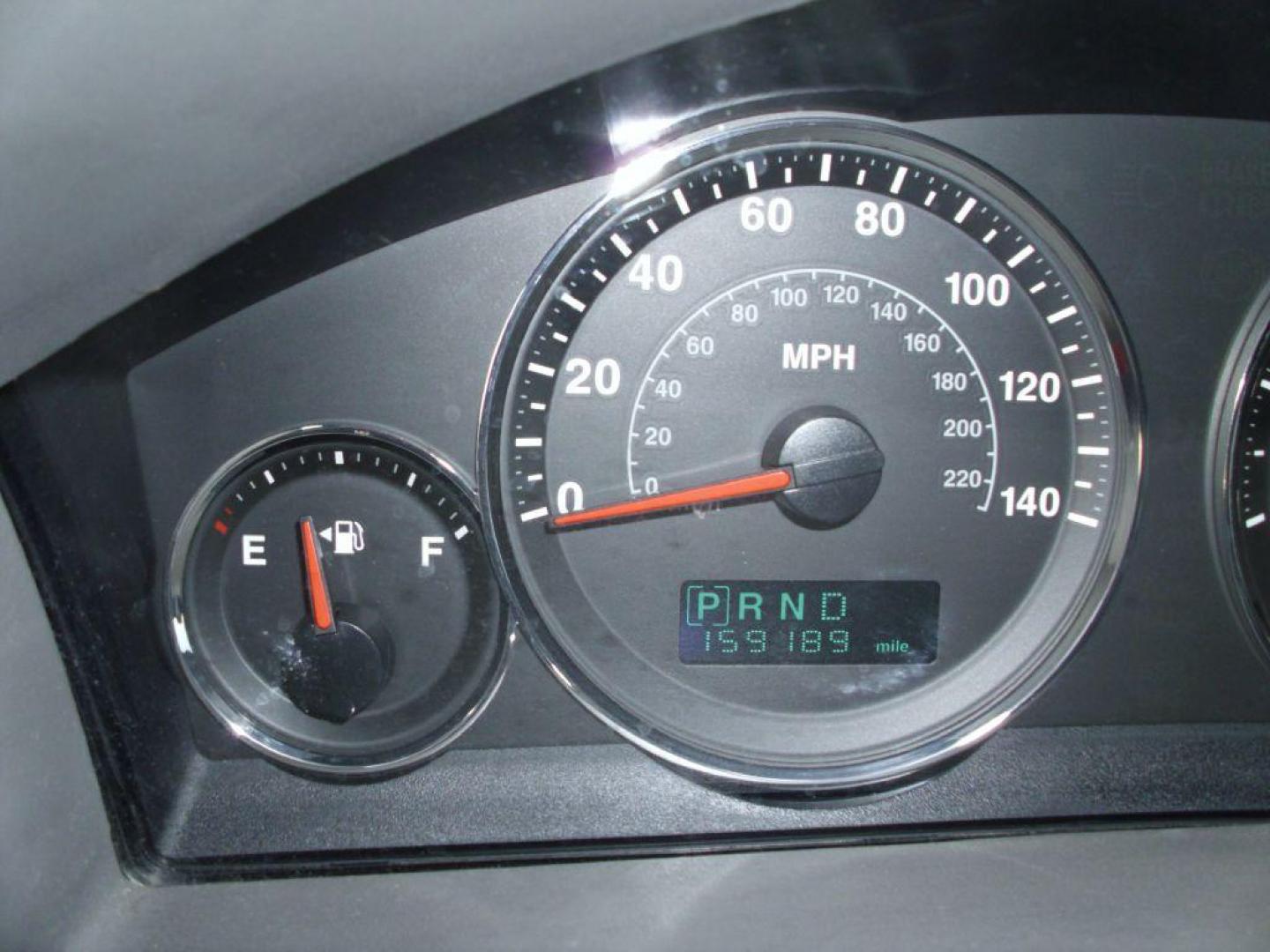 2007 GRAY JEEP COMMANDER SPORT (1J8HH48P57C) with an 4.7L engine, Automatic transmission, located at 2215 Harry Wurzbach Rd , San Antonio, TX, 78209, (208) 269-7240, 29.491415, -98.432098 - PERFECT VEHICLE FOR TRAVELING- 3rd Row Seating, Great Condition; ABS Brakes; AM/FM Stereo; Air Conditioning; Alloy Wheels; Automatic Transmission; CD Audio; Cruise Control; Fold-Away Third Row; Full Roof Rack; Leather Seats; Overhead Airbags; Parking Sensors; Power Locks; Power Mirrors; Power Seat(s - Photo#20