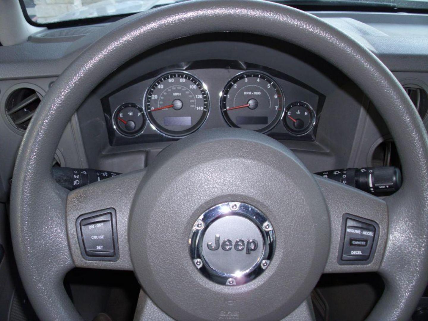 2007 GRAY JEEP COMMANDER SPORT (1J8HH48P57C) with an 4.7L engine, Automatic transmission, located at 2215 Harry Wurzbach Rd , San Antonio, TX, 78209, (208) 269-7240, 29.491415, -98.432098 - PERFECT VEHICLE FOR TRAVELING- 3rd Row Seating, Great Condition; ABS Brakes; AM/FM Stereo; Air Conditioning; Alloy Wheels; Automatic Transmission; CD Audio; Cruise Control; Fold-Away Third Row; Full Roof Rack; Leather Seats; Overhead Airbags; Parking Sensors; Power Locks; Power Mirrors; Power Seat(s - Photo#21
