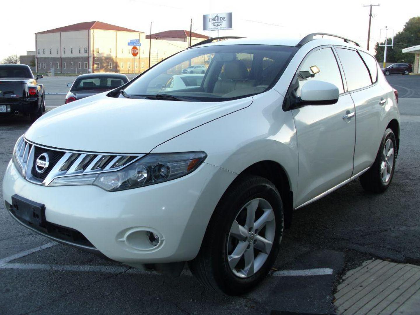 2009 WHITE NISSAN MURANO SL (JN8AZ18U09W) with an 3.5L engine, Continuously Variable transmission, located at 2215 Harry Wurzbach Rd , San Antonio, TX, 78209, (208) 269-7240, 29.491415, -98.432098 - We provide financing options through various third-party Credit Unions and Auto Finance Companies, including RBFCU, USAA, SSFCU, Pen Fed, Navy Fed, Credit Human Credit Union of Texas, and most other credit unions. We also work with major banks such as Capital One and Broadway Bank. Payment methods a - Photo#1