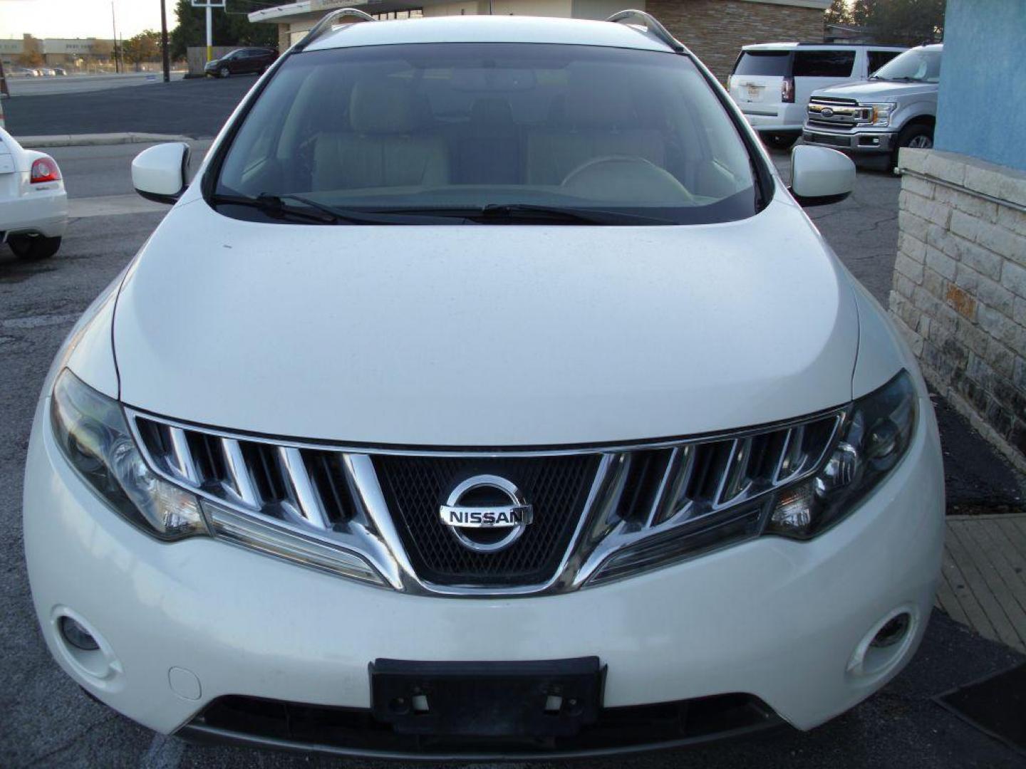 2009 WHITE NISSAN MURANO SL (JN8AZ18U09W) with an 3.5L engine, Continuously Variable transmission, located at 2215 Harry Wurzbach Rd , San Antonio, TX, 78209, (208) 269-7240, 29.491415, -98.432098 - We provide financing options through various third-party Credit Unions and Auto Finance Companies, including RBFCU, USAA, SSFCU, Pen Fed, Navy Fed, Credit Human Credit Union of Texas, and most other credit unions. We also work with major banks such as Capital One and Broadway Bank. Payment methods a - Photo#2