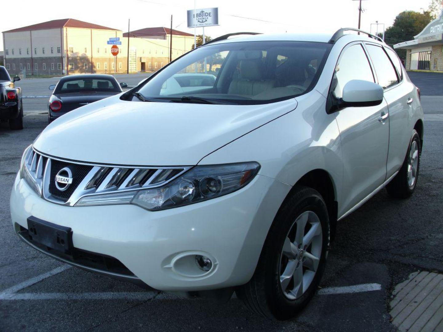 2009 WHITE NISSAN MURANO SL (JN8AZ18U09W) with an 3.5L engine, Continuously Variable transmission, located at 2215 Harry Wurzbach Rd , San Antonio, TX, 78209, (208) 269-7240, 29.491415, -98.432098 - We provide financing options through various third-party Credit Unions and Auto Finance Companies, including RBFCU, USAA, SSFCU, Pen Fed, Navy Fed, Credit Human Credit Union of Texas, and most other credit unions. We also work with major banks such as Capital One and Broadway Bank. Payment methods a - Photo#3