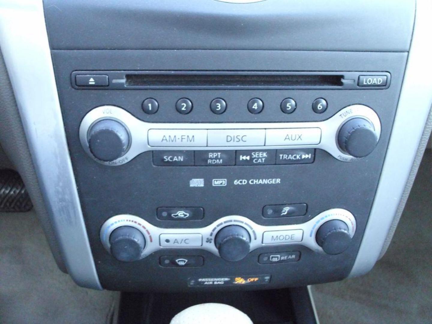 2009 WHITE NISSAN MURANO SL (JN8AZ18U09W) with an 3.5L engine, Continuously Variable transmission, located at 2215 Harry Wurzbach Rd , San Antonio, TX, 78209, (208) 269-7240, 29.491415, -98.432098 - We provide financing options through various third-party Credit Unions and Auto Finance Companies, including RBFCU, USAA, SSFCU, Pen Fed, Navy Fed, Credit Human Credit Union of Texas, and most other credit unions. We also work with major banks such as Capital One and Broadway Bank. Payment methods a - Photo#16