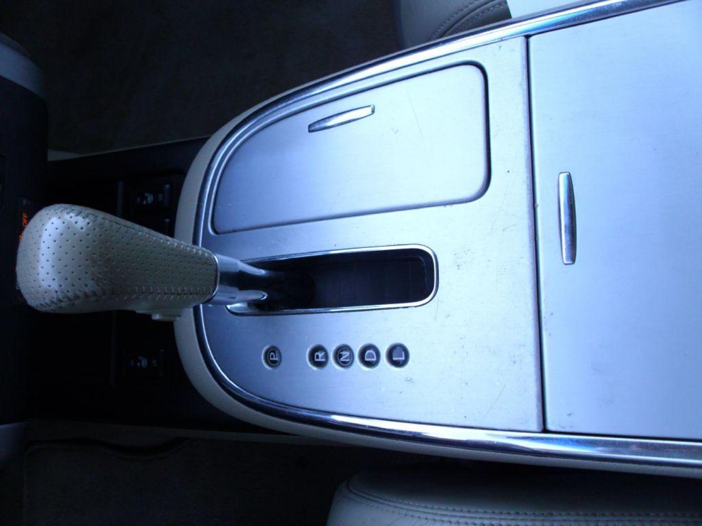 2009 WHITE NISSAN MURANO SL (JN8AZ18U09W) with an 3.5L engine, Continuously Variable transmission, located at 2215 Harry Wurzbach Rd , San Antonio, TX, 78209, (208) 269-7240, 29.491415, -98.432098 - We provide financing options through various third-party Credit Unions and Auto Finance Companies, including RBFCU, USAA, SSFCU, Pen Fed, Navy Fed, Credit Human Credit Union of Texas, and most other credit unions. We also work with major banks such as Capital One and Broadway Bank. Payment methods a - Photo#18