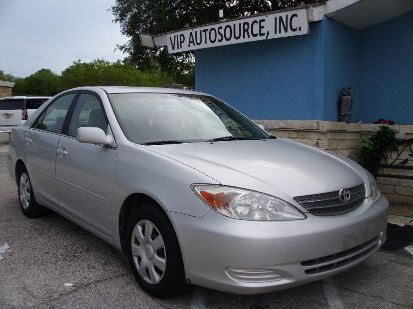 2002 SILVER TOYOTA CAMRY LE (4T1BE32K72U) with an 2.4L engine, Automatic transmission - GREAT VEHICLE WITH AUTOMATIC TRANSMISSION. Air Conditioning; Cruise Control; Sunroof(s); Cloth Seats; Rear Defroster; Power Windows; Power Locks; Power Steering; Tilt Wheel; AM/FM CD; AM/FM Cassette; Available; Dual Front Air Bag; Active Belts; All Wheel ABS We provide financing options through v - Photo#1