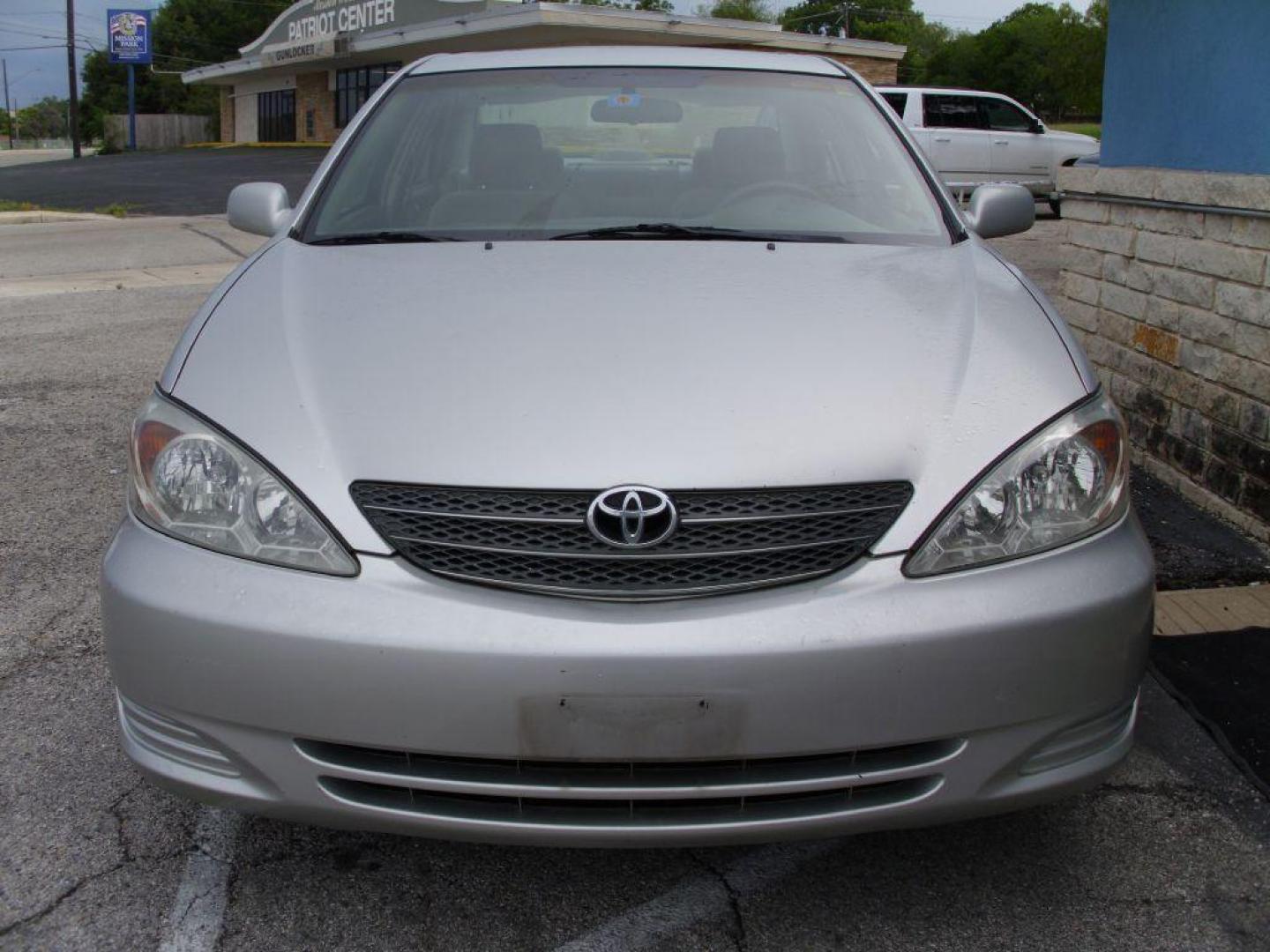 2002 SILVER TOYOTA CAMRY LE (4T1BE32K72U) with an 2.4L engine, Automatic transmission - GREAT VEHICLE WITH AUTOMATIC TRANSMISSION. Air Conditioning; Cruise Control; Sunroof(s); Cloth Seats; Rear Defroster; Power Windows; Power Locks; Power Steering; Tilt Wheel; AM/FM CD; AM/FM Cassette; Available; Dual Front Air Bag; Active Belts; All Wheel ABS We provide financing options through v - Photo#3
