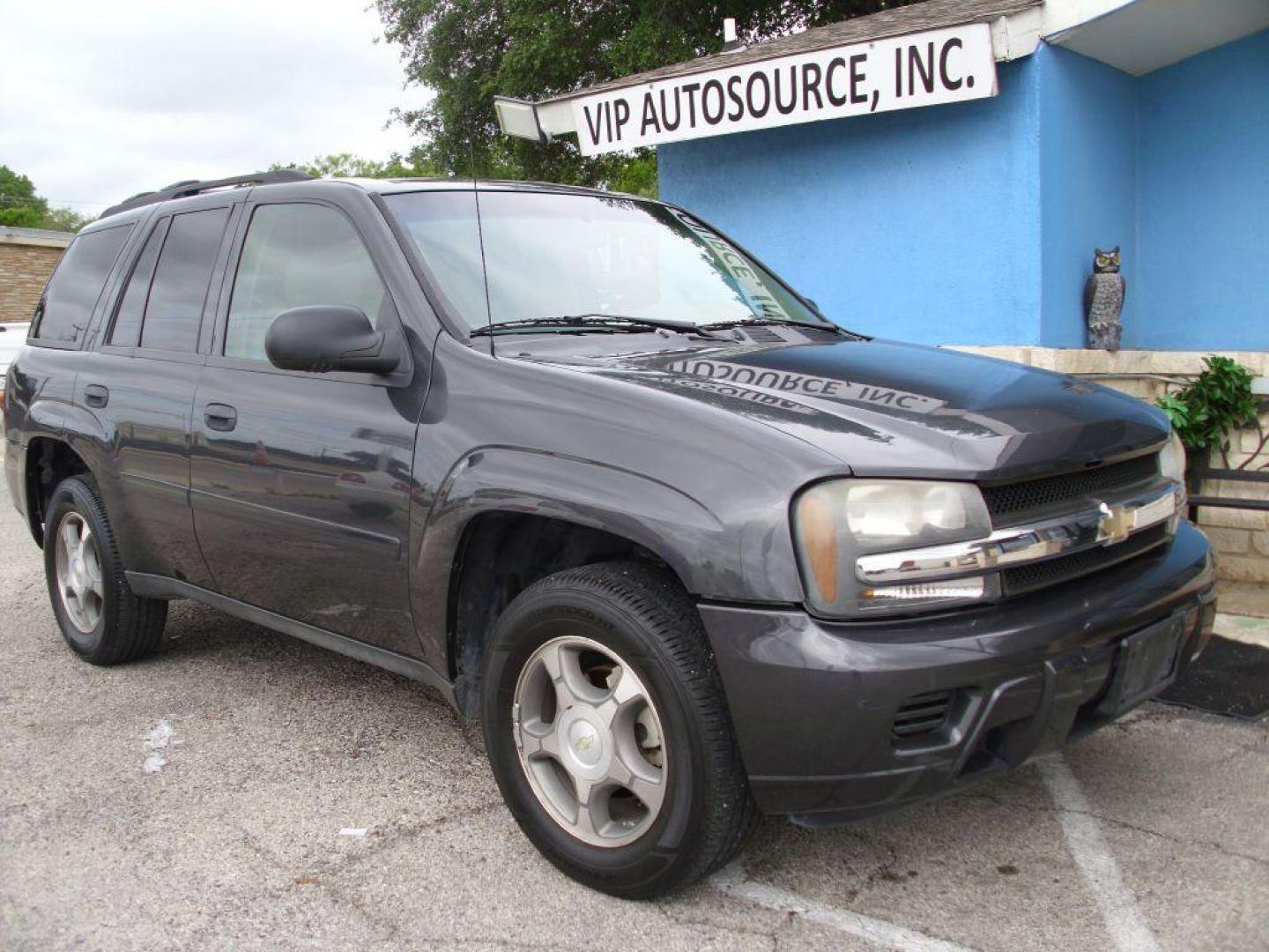 2007 GRAY CHEVROLET TRAILBLAZER LS (1GNDS13S672) with an 4.2L engine, Automatic transmission, located at 2215 Harry Wurzbach Rd , San Antonio, TX, 78209, (208) 269-7240, 29.491415, -98.432098 - ONLY 2 Previous Owners with NO Accidents or Damage Reported!! Full Roof Rack; Automatic Transmission; Alloy Wheels; Tow Hitch; Traction Control; Cruise Control; Rear Defroster; Air Conditioning; Power Windows; Power Locks; Power Steering; Tilt Wheel; AM/FM CD; AM/FM CD/MP3; Satellite; Passive engine - Photo#1