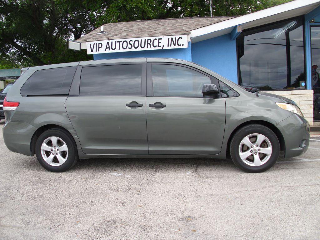 photo of 2013 TOYOTA SIENNA L