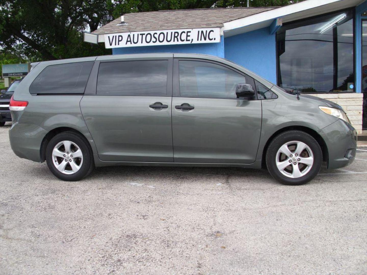 2013 GREEN TOYOTA SIENNA L (5TDZK3DCXDS) with an 3.5L engine, Automatic transmission, located at 2215 Harry Wurzbach Rd , San Antonio, TX, 78209, (208) 269-7240, 29.491415, -98.432098 - ONE OWNER- GREAT FOR FAMILIES and TRAVELING!! Quad Seats; Automatic Transmission; Third Row Seats; Rear Defroster; Traction Control; Cloth Seats; Power Locks; Rear Air Conditioning; Air Conditioning; Power Windows; Power Locks; Power Steering; Tilt Wheel; AM/FM CD/MP3; Satellite; AM/FM CD/DVD; Imm - Photo#2