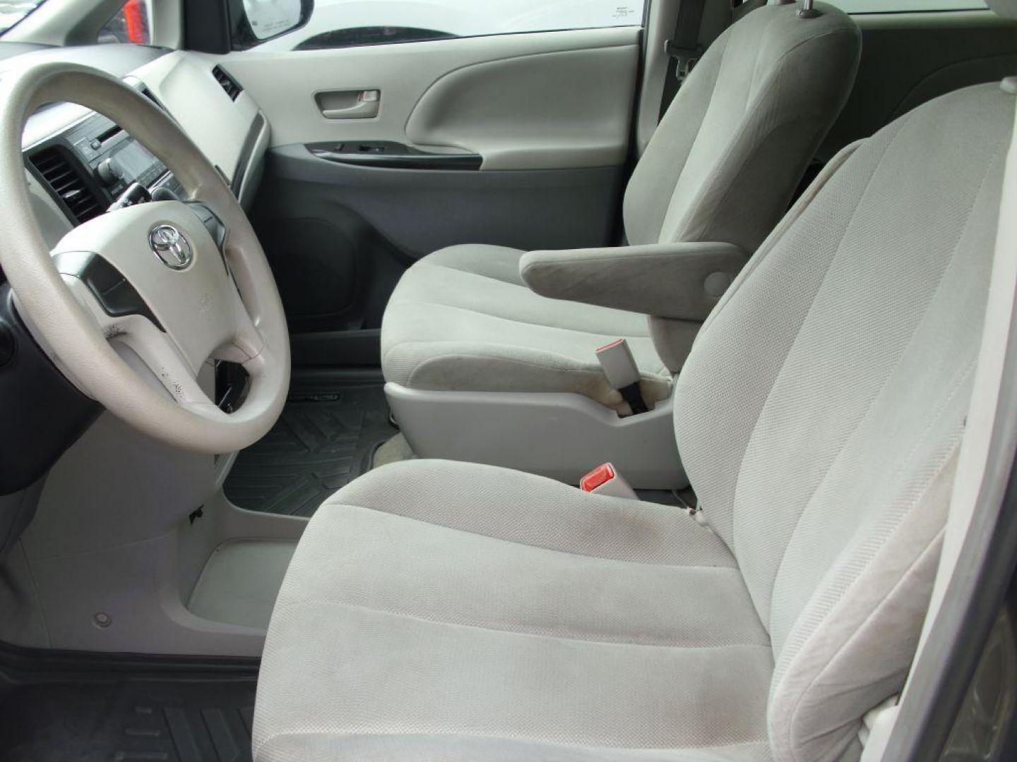 2013 GREEN TOYOTA SIENNA L (5TDZK3DCXDS) with an 3.5L engine, Automatic transmission, located at 2215 Harry Wurzbach Rd , San Antonio, TX, 78209, (208) 269-7240, 29.491415, -98.432098 - ONE OWNER- GREAT FOR FAMILIES and TRAVELING!! Quad Seats; Automatic Transmission; Third Row Seats; Rear Defroster; Traction Control; Cloth Seats; Power Locks; Rear Air Conditioning; Air Conditioning; Power Windows; Power Locks; Power Steering; Tilt Wheel; AM/FM CD/MP3; Satellite; AM/FM CD/DVD; Imm - Photo#9