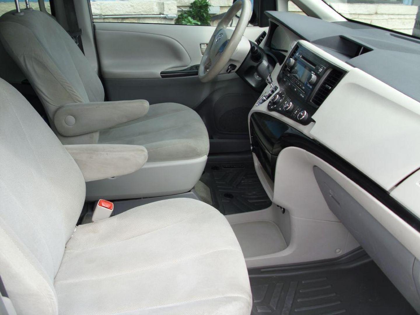 2013 GREEN TOYOTA SIENNA L (5TDZK3DCXDS) with an 3.5L engine, Automatic transmission, located at 2215 Harry Wurzbach Rd , San Antonio, TX, 78209, (208) 269-7240, 29.491415, -98.432098 - ONE OWNER- GREAT FOR FAMILIES and TRAVELING!! Quad Seats; Automatic Transmission; Third Row Seats; Rear Defroster; Traction Control; Cloth Seats; Power Locks; Rear Air Conditioning; Air Conditioning; Power Windows; Power Locks; Power Steering; Tilt Wheel; AM/FM CD/MP3; Satellite; AM/FM CD/DVD; Imm - Photo#11