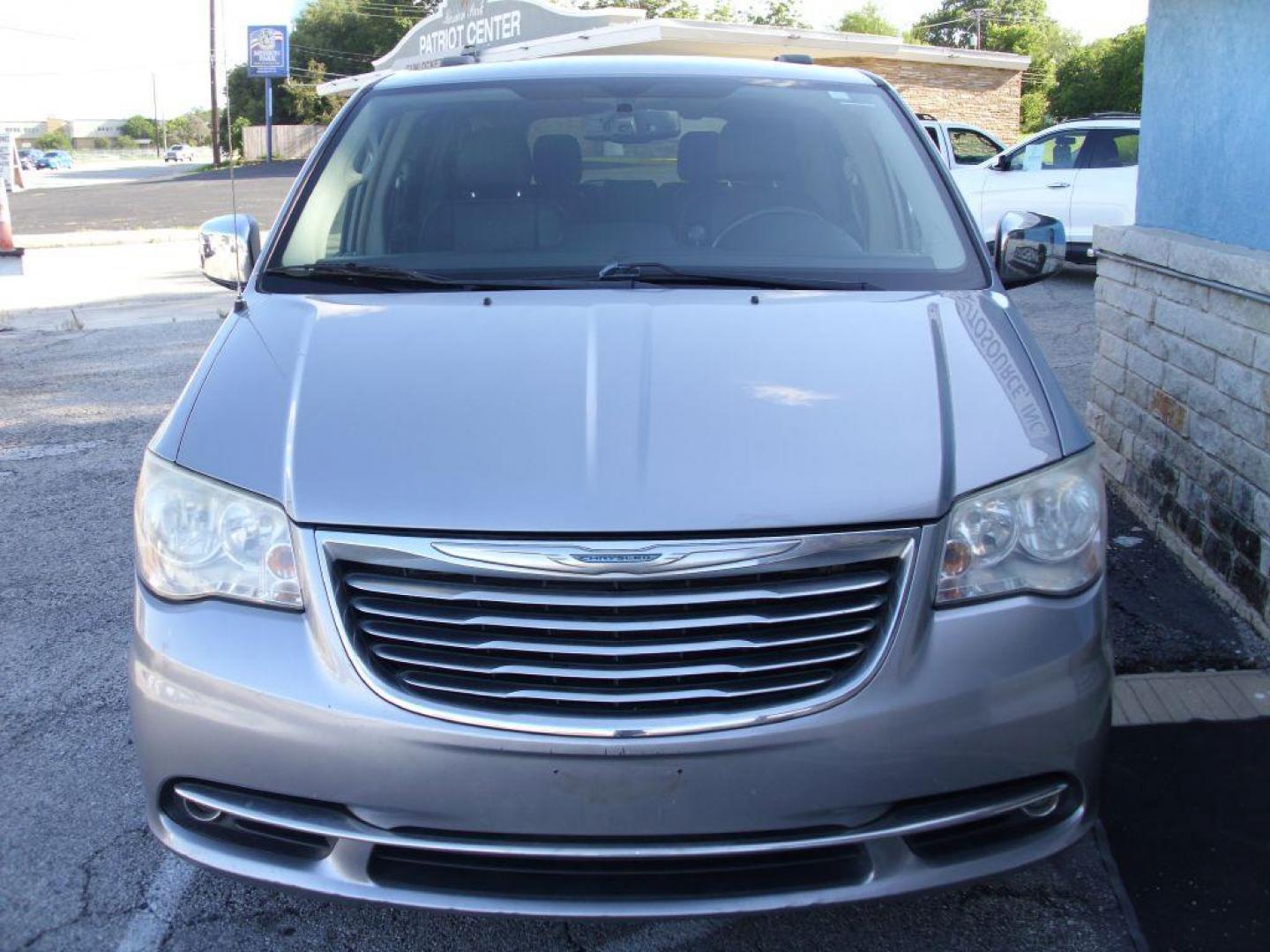 2013 SILVER CHRYSLER TOWN and COUNTRY TOURING L (2C4RC1CG6DR) with an 3.6L engine, Automatic transmission, located at 2215 Harry Wurzbach Rd , San Antonio, TX, 78209, (208) 269-7240, 29.491415, -98.432098 - POWER FOLDING THIRD ROW!! Parking Sensor; Blind Spot Monitor; Convenience Package; Cruise Control; Flex Fuel Vehicle; Fold Away Middle Row; Front Seat Heaters; Heated Steering Wheel; Leather Seats; Power Hatch/Deck Lid; Rear Air Conditioning; Air Conditioning; Power Windows; Power Locks; Power Steer - Photo#4