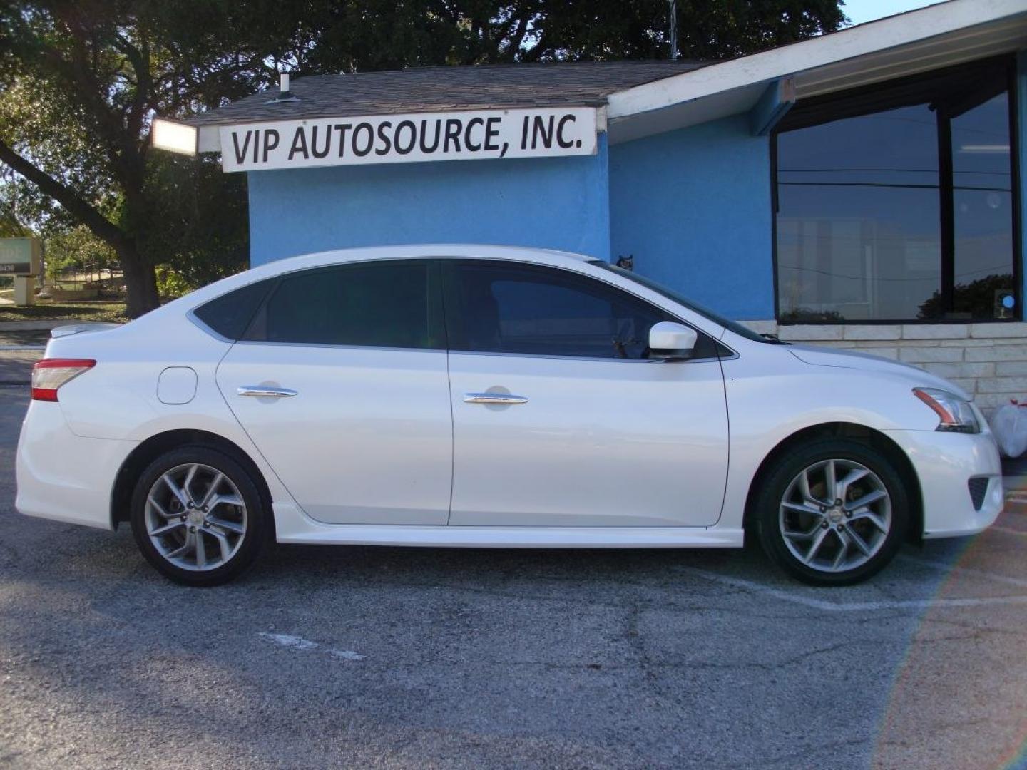 2013 WHITE NISSAN SENTRA S (3N1AB7AP0DL) with an 1.8L engine, Continuously Variable transmission, located at 2215 Harry Wurzbach Rd , San Antonio, TX, 78209, (208) 269-7240, 29.491415, -98.432098- Photo#0