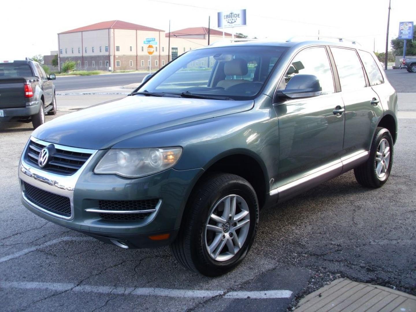 2008 GREEN VOLKSWAGEN TOUAREG 2 VR6 FSI (WVGBE77L48D) with an 3.6L engine, Automatic transmission, located at 2215 Harry Wurzbach Rd , San Antonio, TX, 78209, (208) 269-7240, 29.491415, -98.432098 - ALL WHEEL DRIVE WITH ALLOY WHEELS!! Automatic Transmission; Parking Sensors; Leatherette Seats; Power Hatch/Deck Lid; Air Conditioning; Power Windows; Power Locks; Power Steering; Tilt Wheel; AM/FM CD; Satellite; Immobilizer; Keyless Entry; Alarm; Daytime Running Lights; Dual Air Bags Front Head and- Photo#4