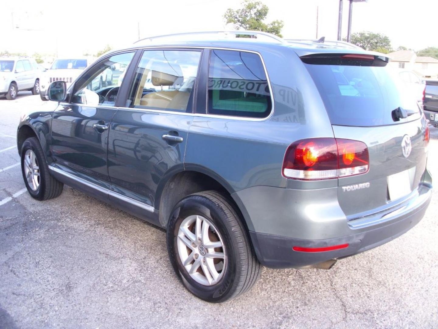 2008 GREEN VOLKSWAGEN TOUAREG 2 VR6 FSI (WVGBE77L48D) with an 3.6L engine, Automatic transmission, located at 2215 Harry Wurzbach Rd , San Antonio, TX, 78209, (208) 269-7240, 29.491415, -98.432098 - ALL WHEEL DRIVE WITH ALLOY WHEELS!! Automatic Transmission; Parking Sensors; Leatherette Seats; Power Hatch/Deck Lid; Air Conditioning; Power Windows; Power Locks; Power Steering; Tilt Wheel; AM/FM CD; Satellite; Immobilizer; Keyless Entry; Alarm; Daytime Running Lights; Dual Air Bags Front Head and- Photo#7